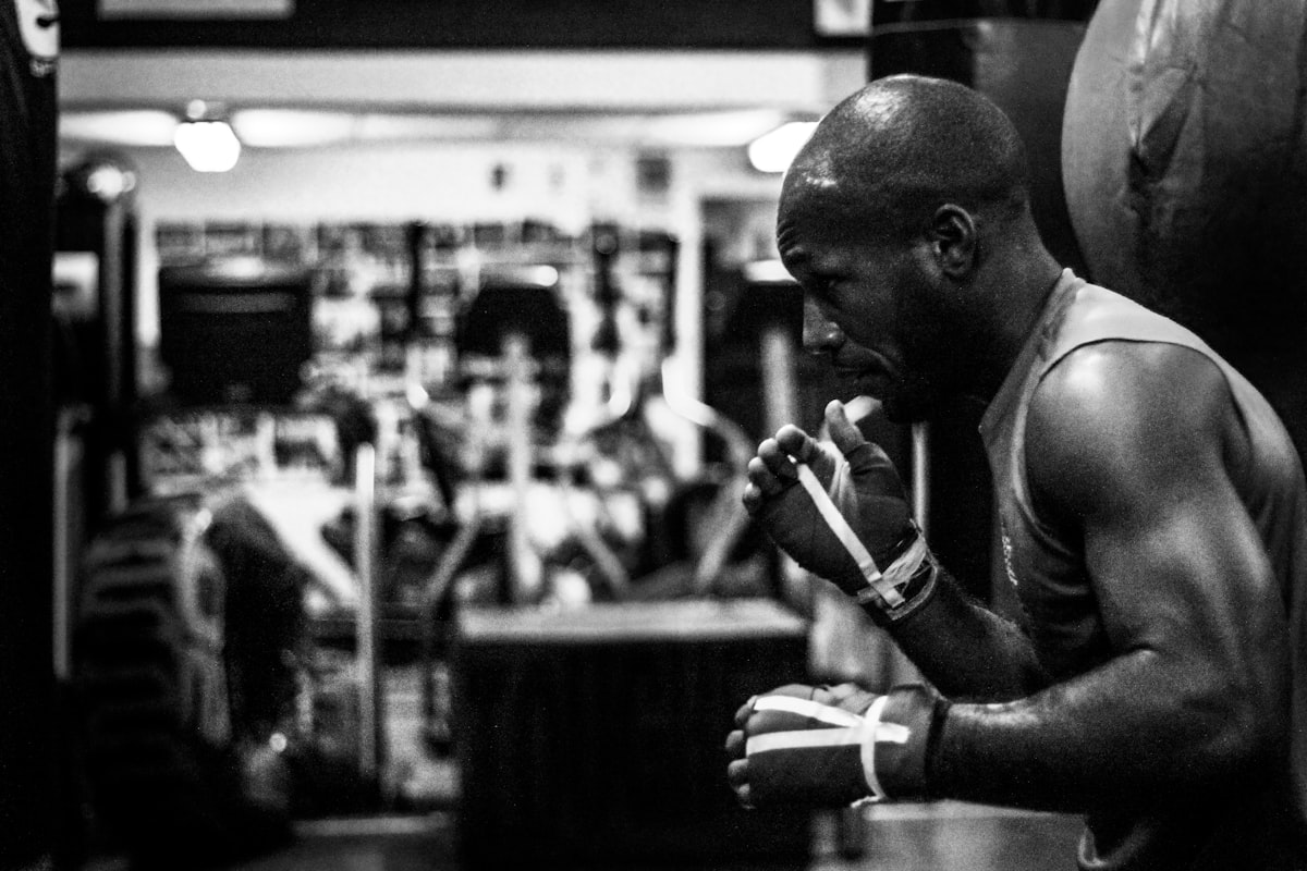 Atleta en entrenamiento deportivo con nutrición equilibrada